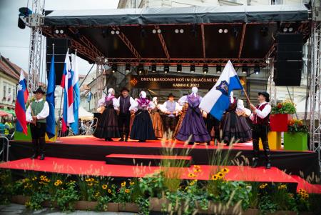 Presenetljiv odziv ob prvem dnevu praznovanja 50. Dnevov narodnih noš in oblačilne dediščine v Kamniku (14)